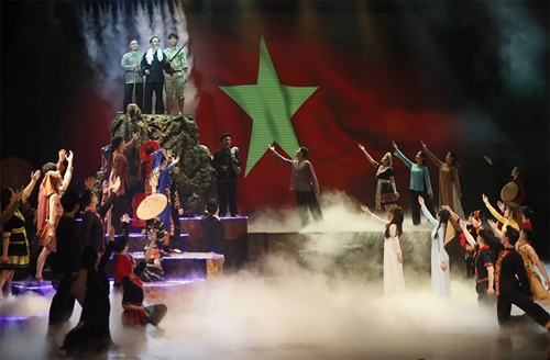  “Người cầm lái”- vở nhạc kịch tôn vinh lãnh tụ Nguyễn Ái Quốc